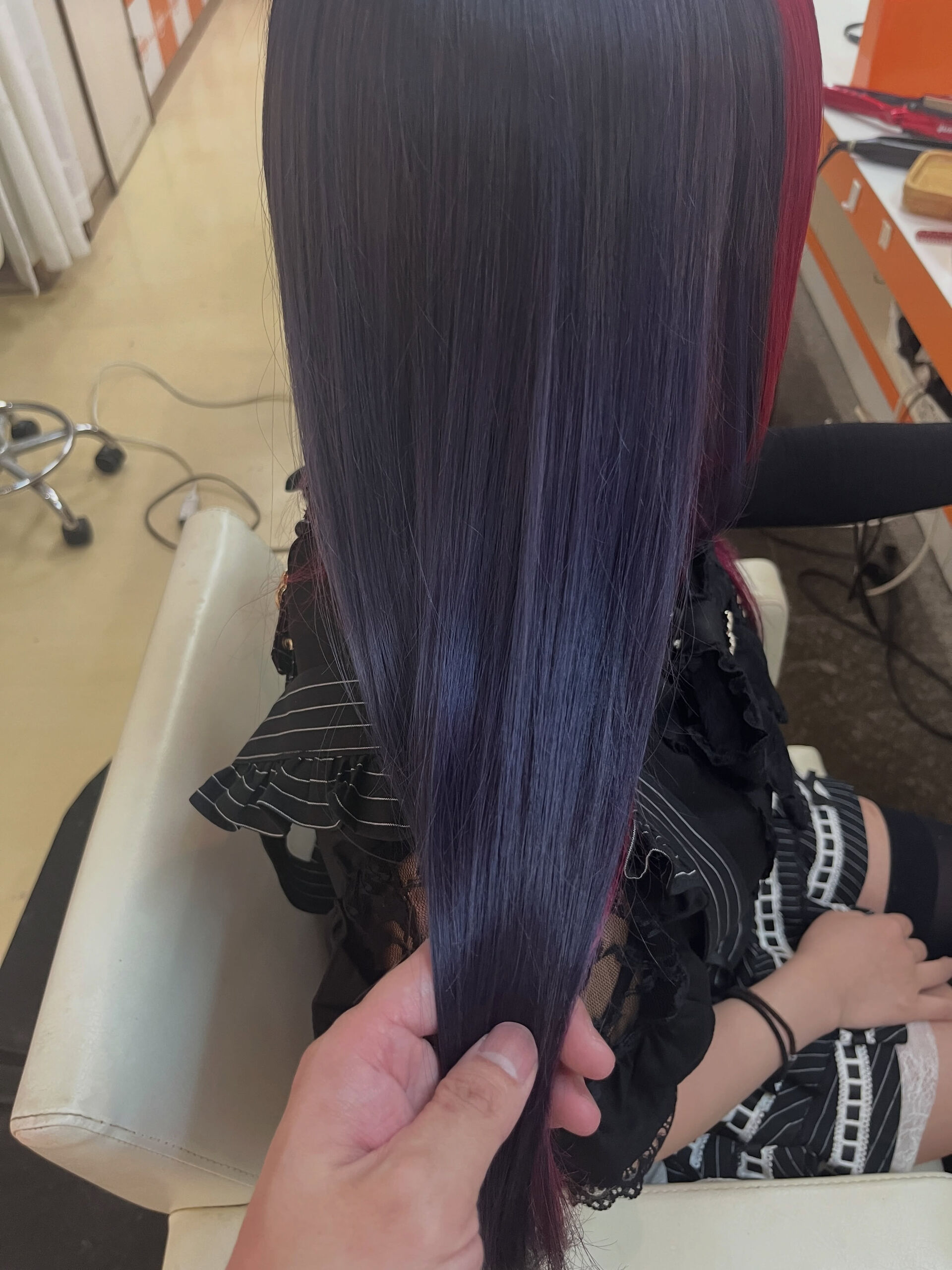 全体をパープル、インナーを原色の赤でカラーしました！